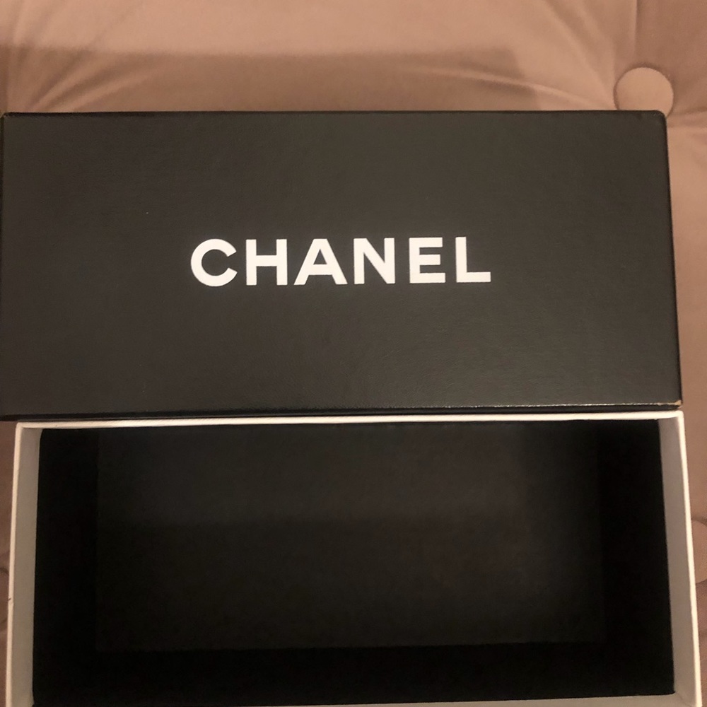 CHANEL Black Gradient Oversized Round Sunglasses - Picture 9 of 11